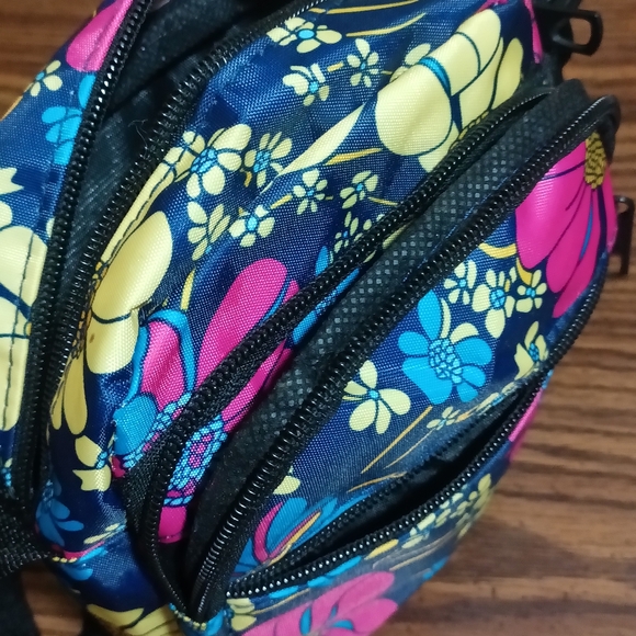 🆕 Floral Nylon Crossbody Bag - Picture 6 of 8